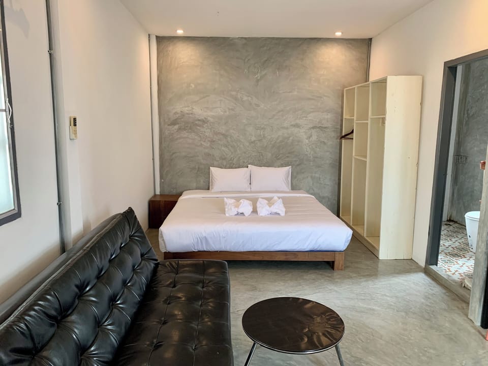 Deluxe Double Room | In-room safe, desk, laptop workspace, blackout drapes