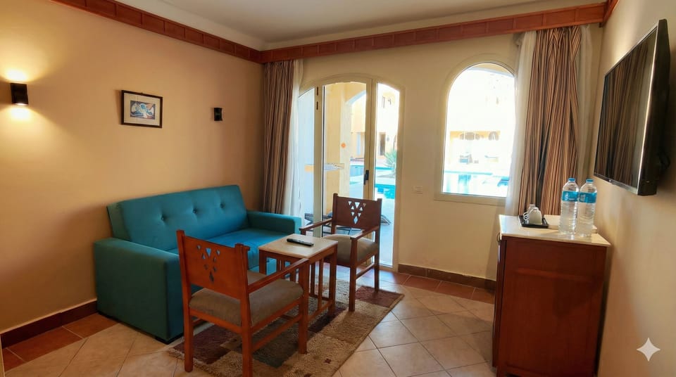 Moonlight Swim-up Suite | Living room | TV, books
