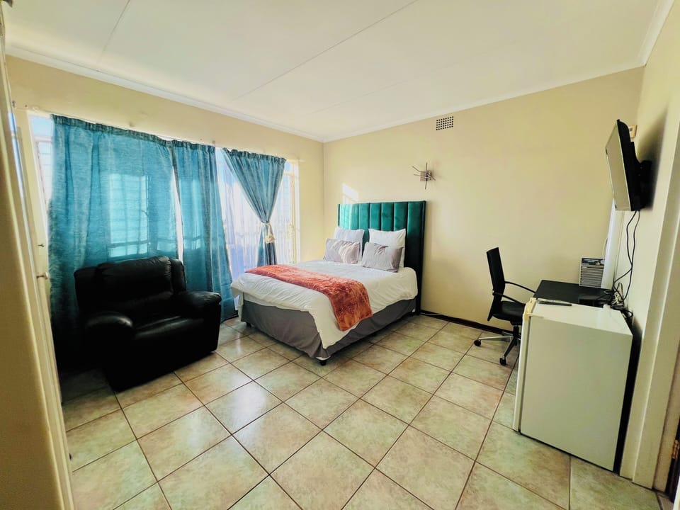 Room, 1 Bedroom, Balcony, Garden View | 1 bedroom