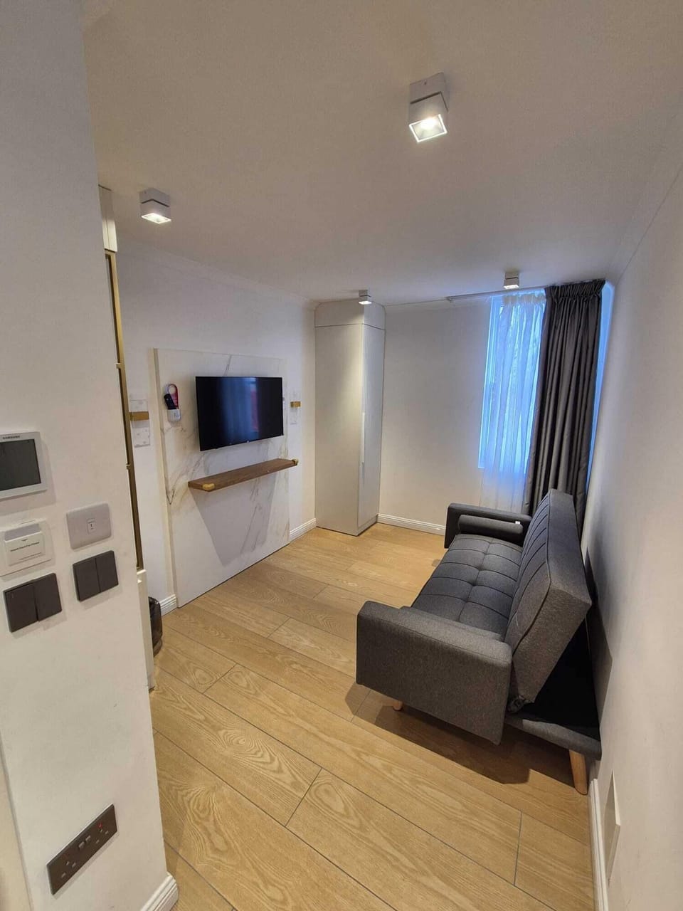 Executive Room, 1 Queen Bed | Living area | 40-inch Smart TV with digital channels