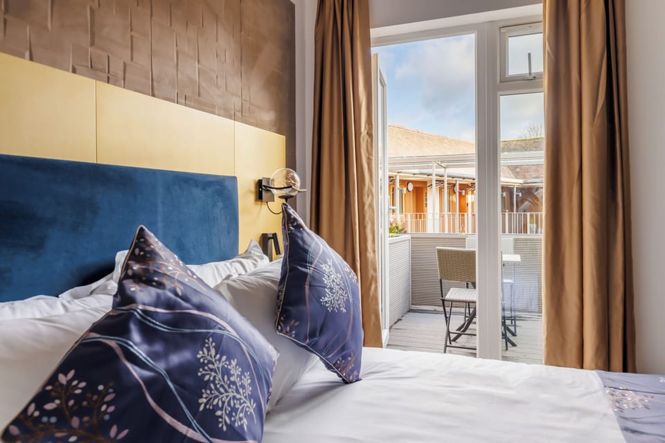 Deluxe Double Room | Minibar, in-room safe, individually decorated, individually furnished