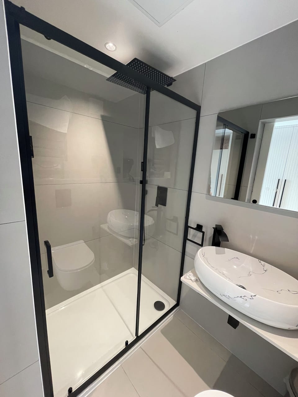 Standard Twin Room | Bathroom | Shower, hair dryer, towels, soap