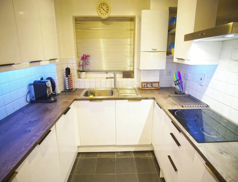Superior Apartment, 2 Bedrooms, Non Smoking, Kitchen | Private kitchen | Electric kettle