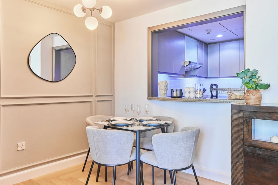 Deluxe Apartment, City View | In-room dining