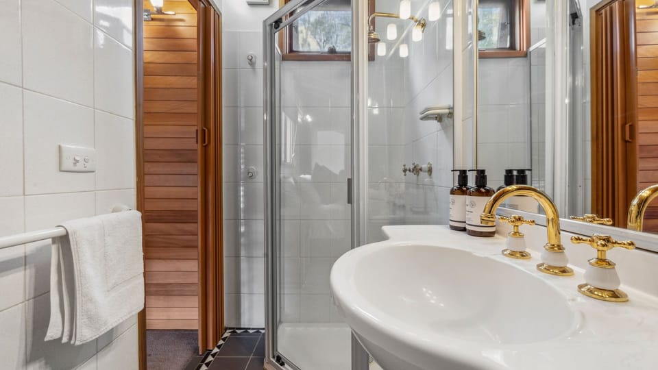 Loft bedroom ensuite