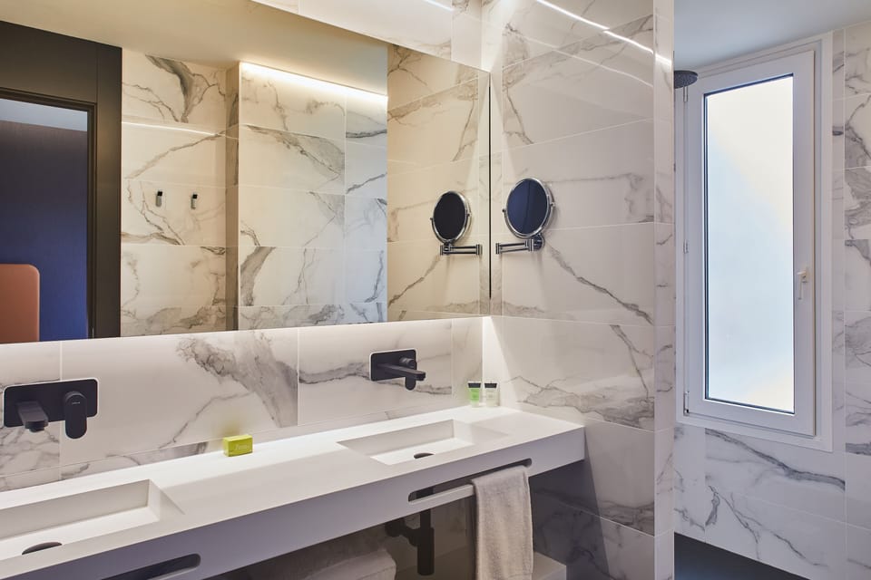 Deluxe Room, Terrace | Bathroom | Shower, free toiletries, hair dryer, bidet