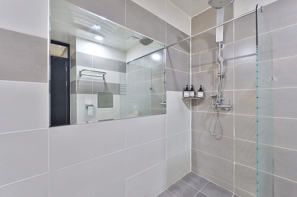 Premium Double Room | Bathroom | Free toiletries, hair dryer, bathrobes, slippers