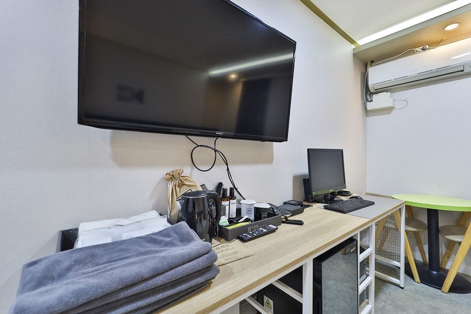 Family Twin Room | Premium bedding, desk, laptop workspace, soundproofing