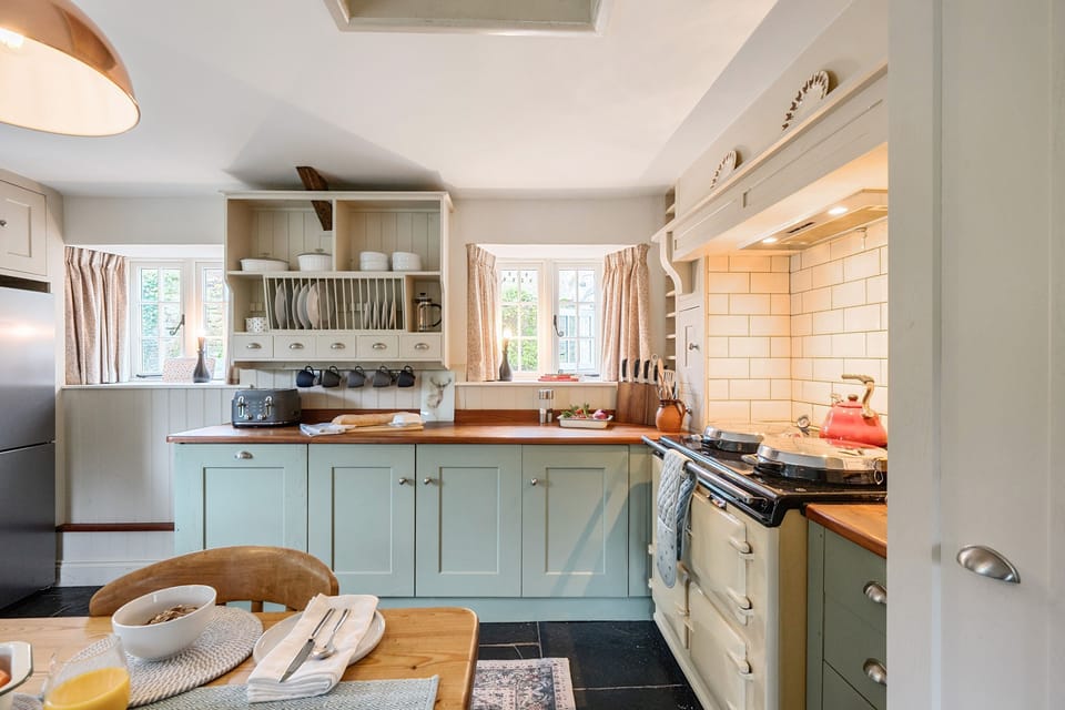 Dovehayes Cottage, Bourton: Enjoy cooking on the Aga