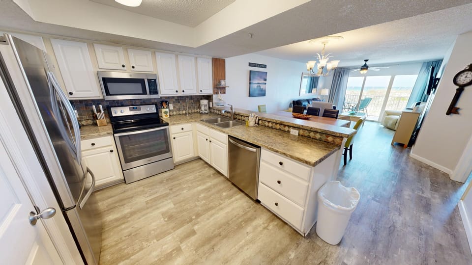 Condo, 3 Bedrooms | Private kitchen | Fridge, coffee/tea maker, toaster