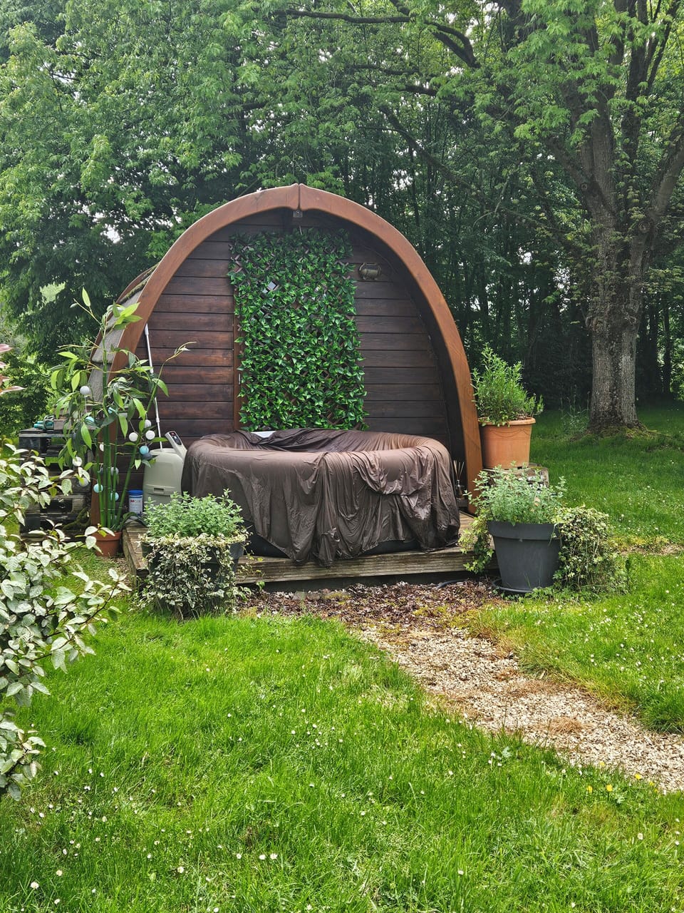 Outdoor spa tub