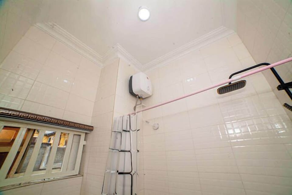 Deluxe Room, Balcony, City View | Bathroom | Towels, soap, shampoo, toilet paper