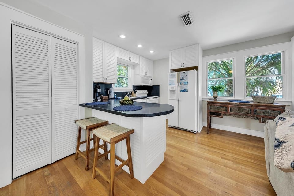 House, Multiple Beds (Relax Awhile - Carriage House) | Private kitchen