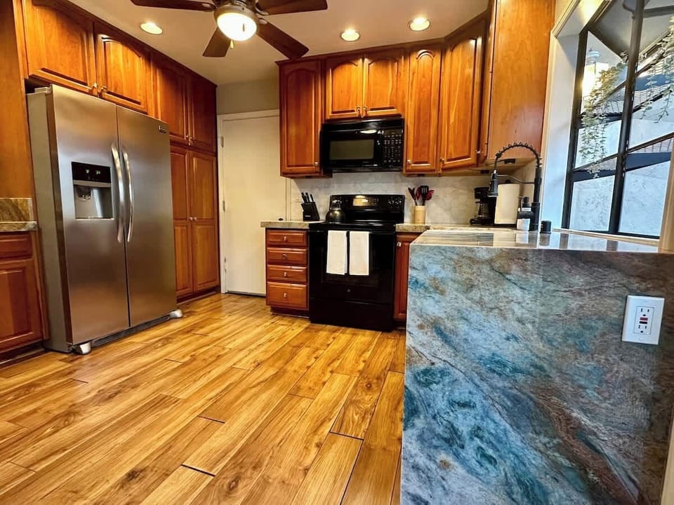 ️✨ Chef’s Delight! This warm and inviting kitchen features rich wood cabinetry, premium appliances, and stunning stone countertops—perfect for cooking up a family feast! Enjoy a home-away-from-home experience in this beautifully designed space. 