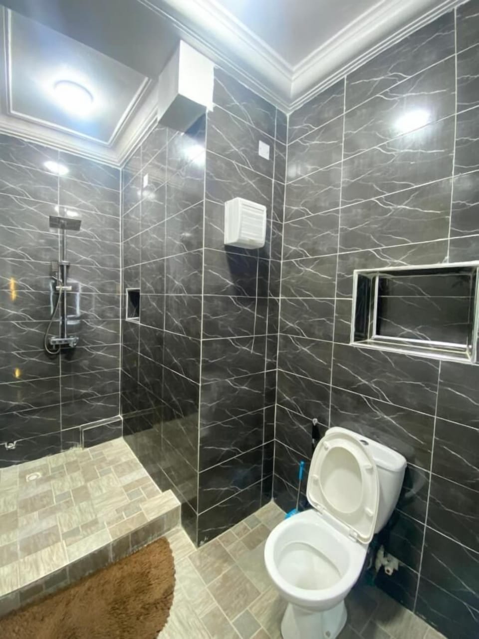 Bathtub, free toiletries, towels, soap