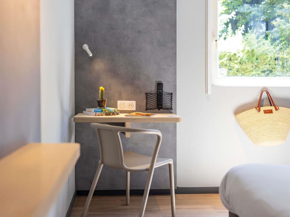 Room, 1 Double Bed | Laptop workspace, blackout drapes, soundproofing, iron/ironing board