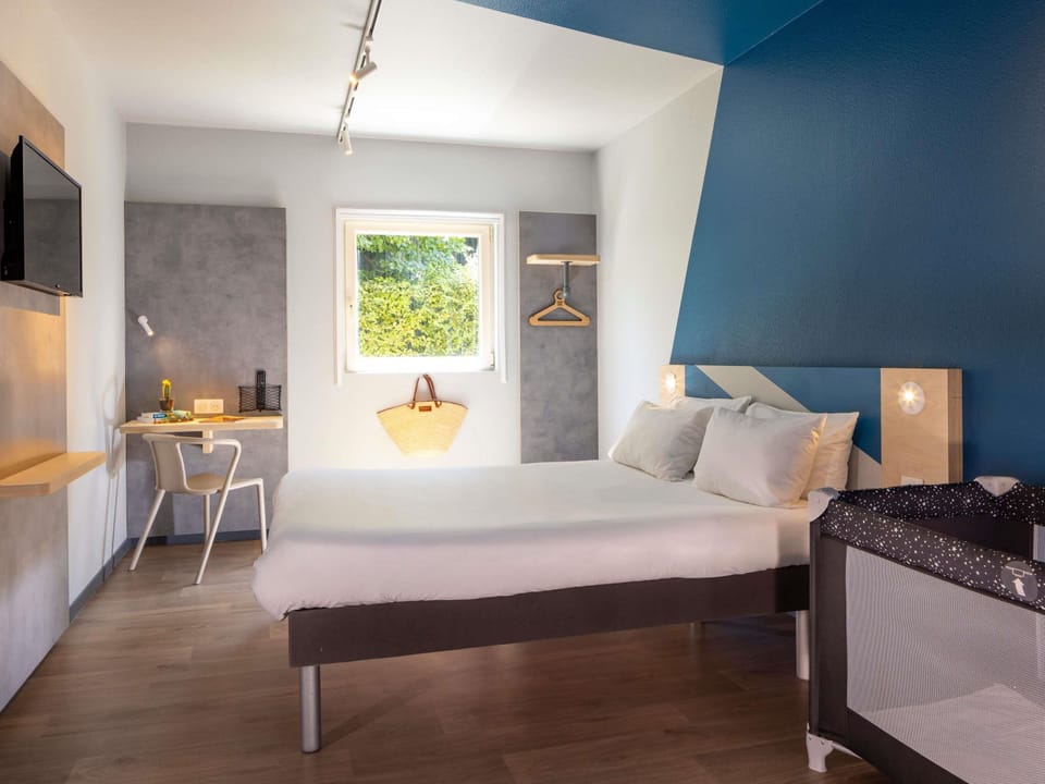 Room, 1 Double Bed | Laptop workspace, blackout drapes, soundproofing, iron/ironing board