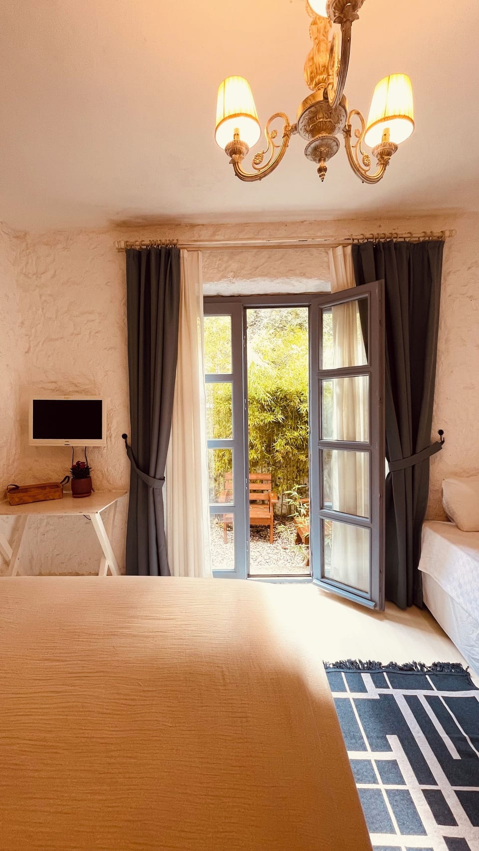 Deluxe Room | Laptop workspace, free WiFi, bed sheets