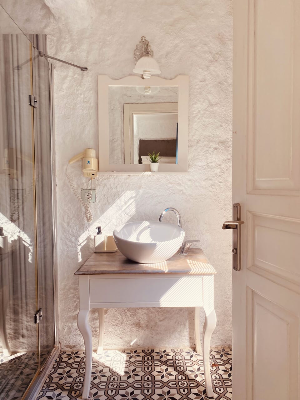 Superior Double Room | Bathroom | Shower, free toiletries, hair dryer, slippers