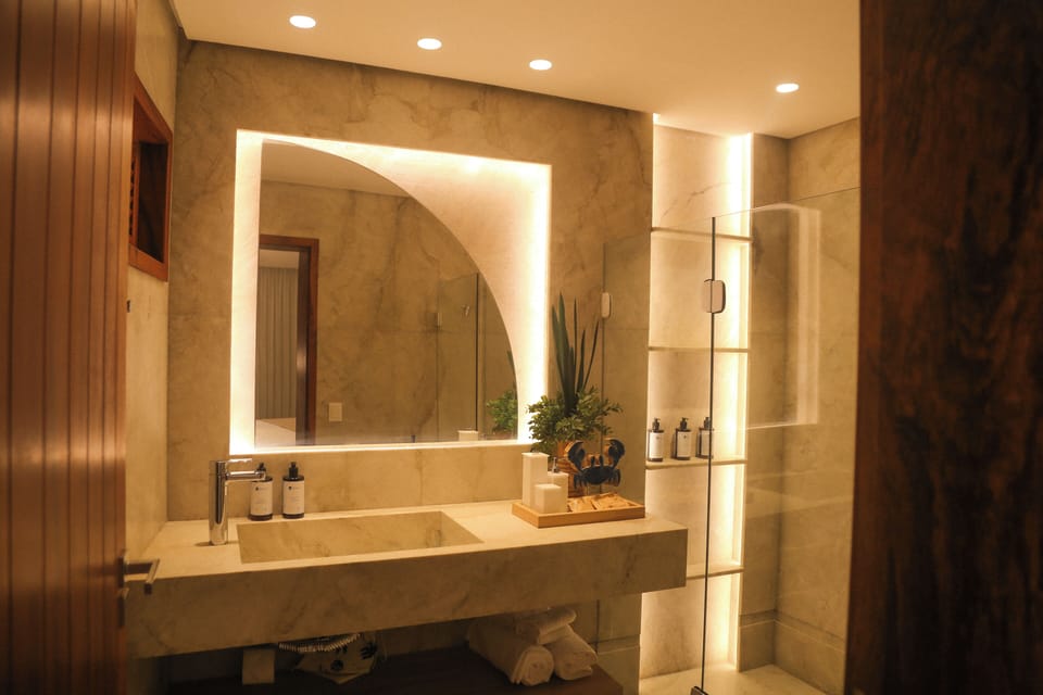 Master Saluz | Bathroom | Shower, hair dryer, towels, soap