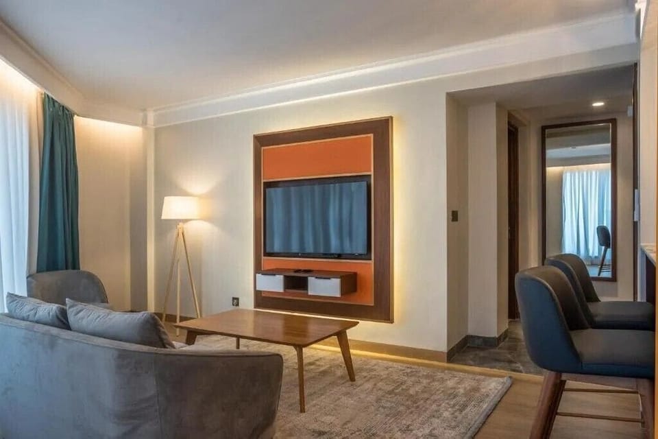 Premium bedding, down comforters, in-room safe, desk
