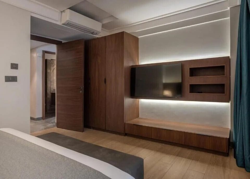 Executive Suite with Balcony | Premium bedding, down comforters, in-room safe, desk