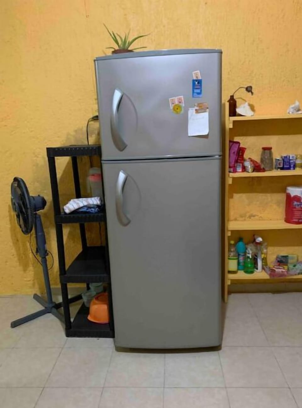 full size refrigerator and plenty ice 