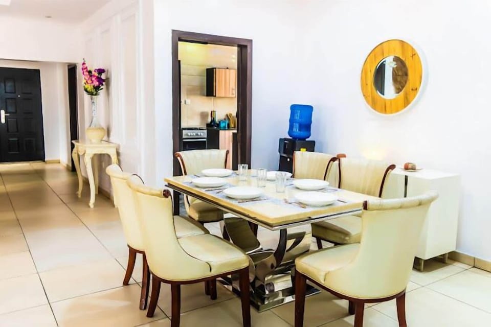 Family Room, Balcony, City View | Dining room