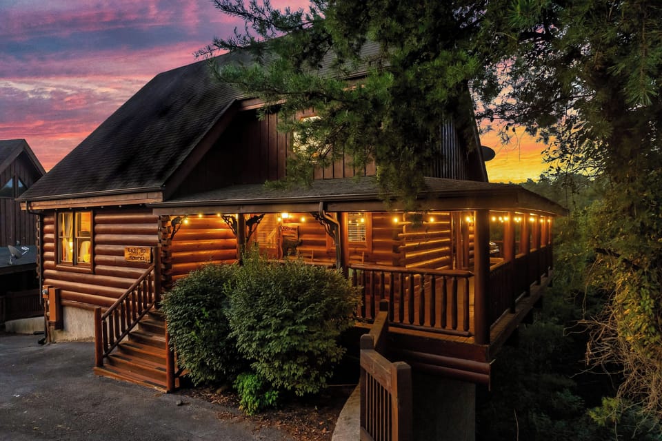 Luxury Retreat: Gated Resort Cabin with Indoor & Outdoor Pools and Mini Golf