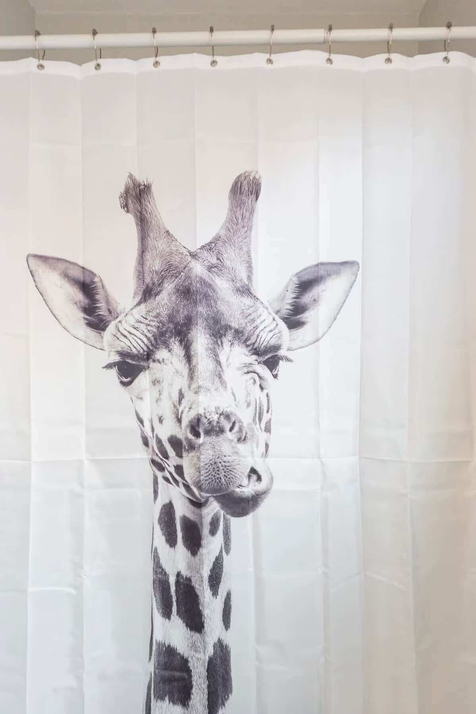 The shower curtain says “Hope you enjoy your stay!”