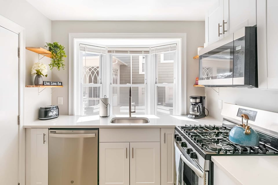 The sun completely transforms the kitchen!