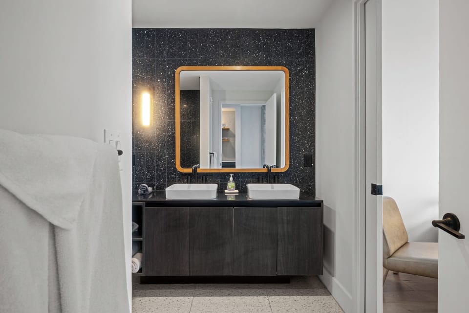 Rainey St Condo | Heated Pool | Gym | Bar | DT ATX Apartment in Austin