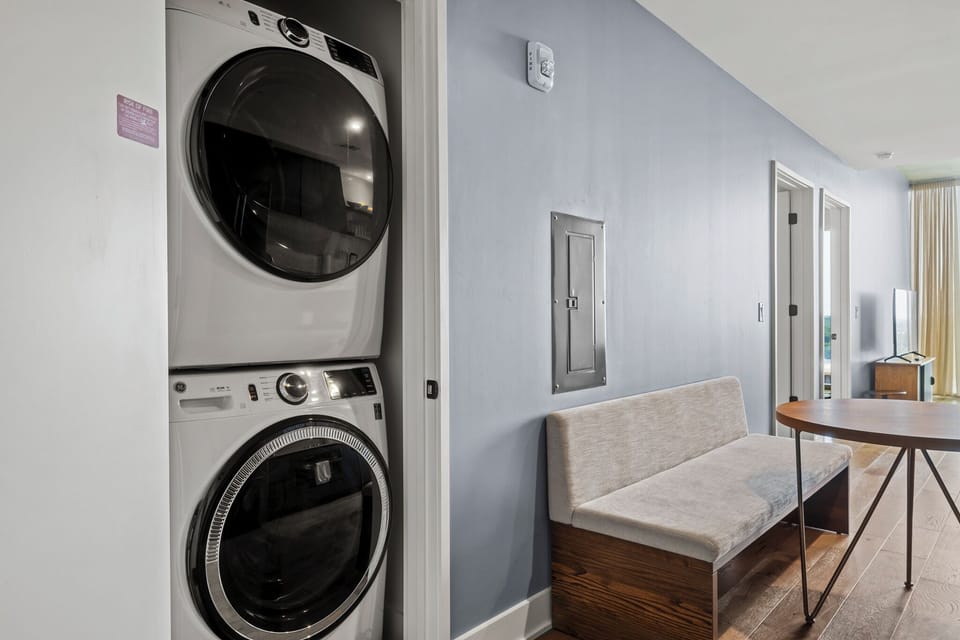 Rainey St Condo | Heated Pool | Gym | Bar | DT ATX Apartment in Austin