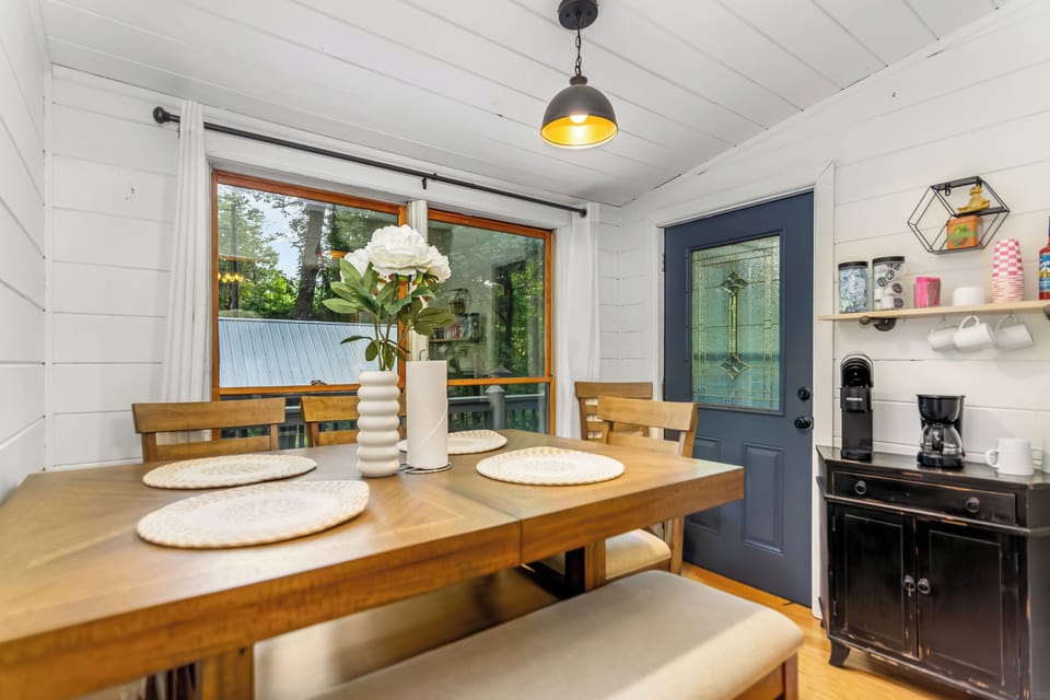 Dining Room/Table