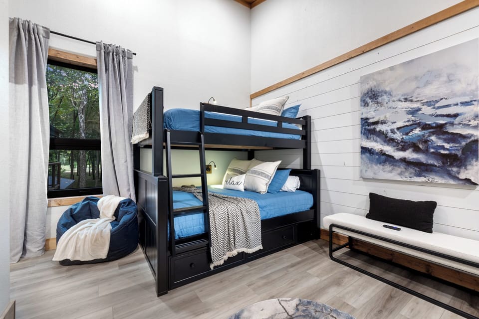 BUNK ROOM (2ND Flr) - 2 Queen over Queen Bunk Beds