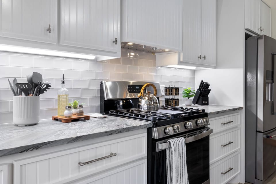 Gas stove. fridge (with water and ice maker)