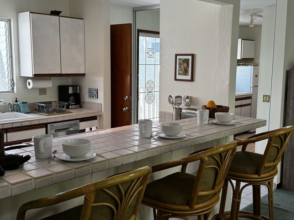 Breakfast Bar and Kitchen