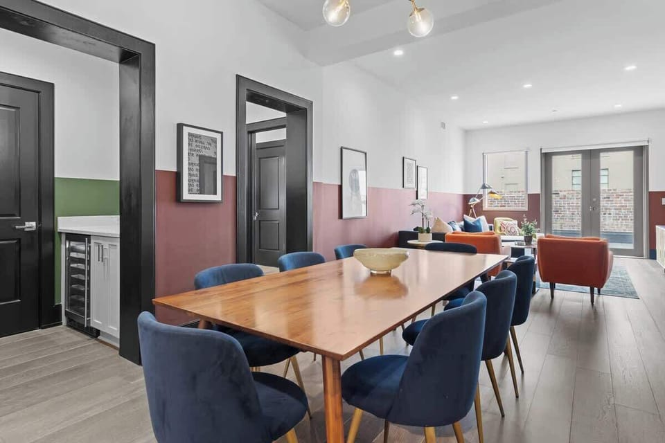 Enjoy meals together at your in-suite dining table with seating for your group. Whether it’s takeout, delivery, or a home-cooked meal, this cozy dining area makes every stay at 888 Baronne feel like home in New Orleans.