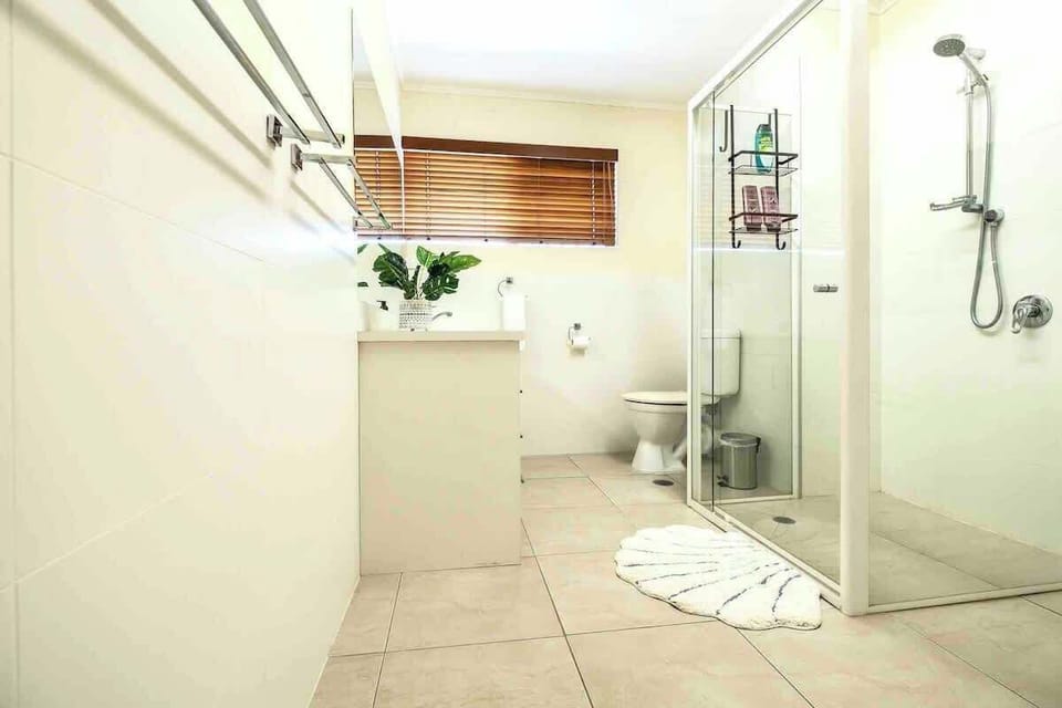 Full Bathroom 1