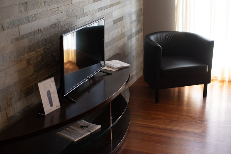 Apartment | In-room safe, desk, soundproofing, iron/ironing board