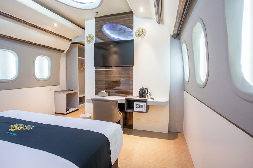 Premium bedding, desk, free WiFi