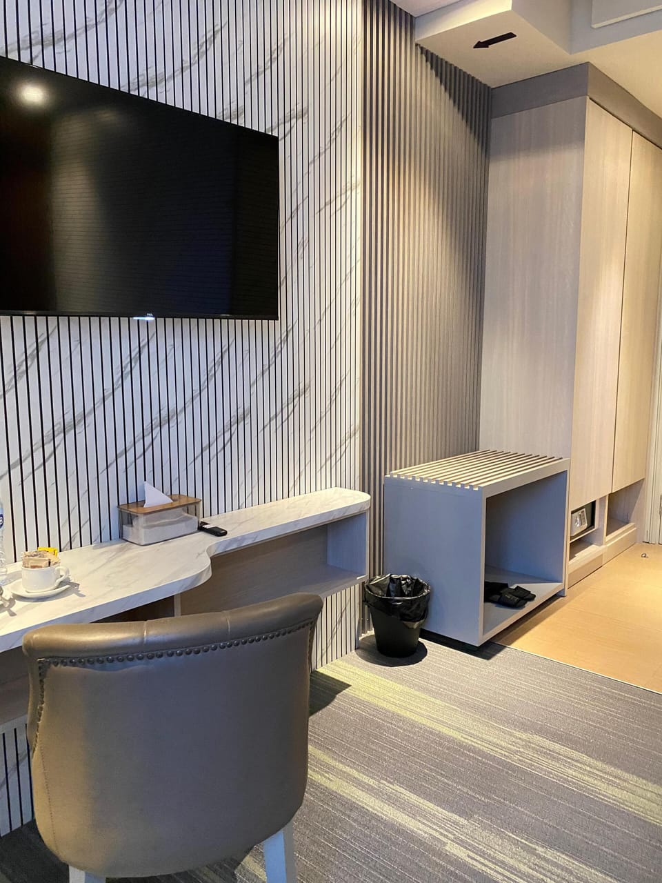 DELUXE KING | Premium bedding, desk, free WiFi