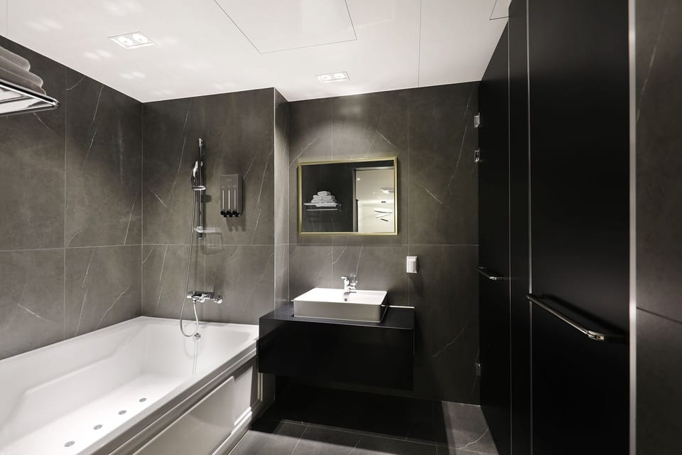 Grand Room | Bathroom | Shower, free toiletries, hair dryer, slippers