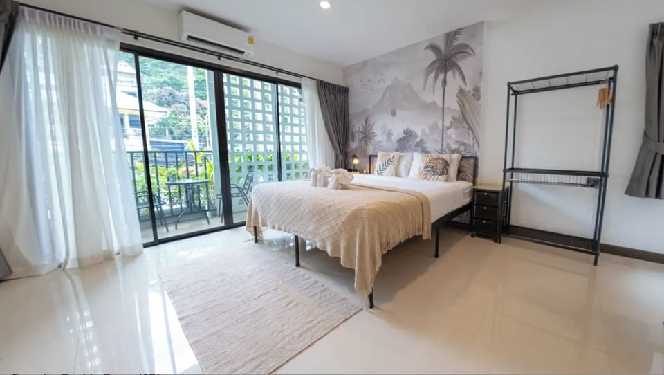 Deluxe Double Room | Desk, laptop workspace, soundproofing, iron/ironing board