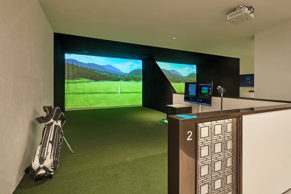 Indoor golf driving range