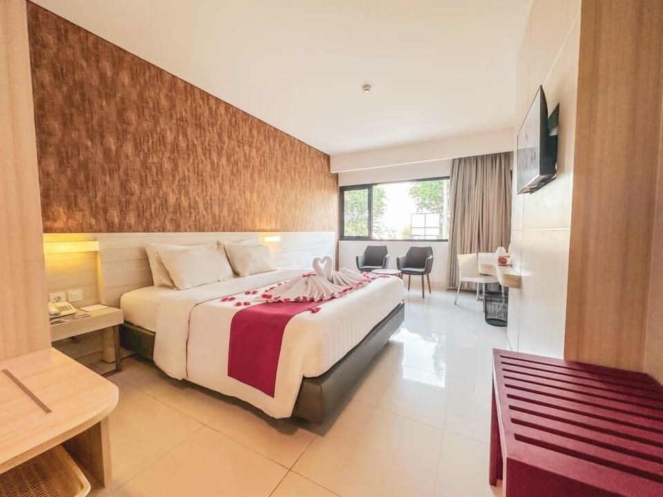 Executive Double Room | Desk, laptop workspace, free WiFi