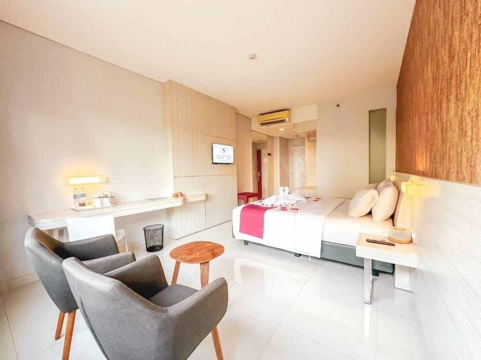 Executive Double Room | Desk, laptop workspace, free WiFi