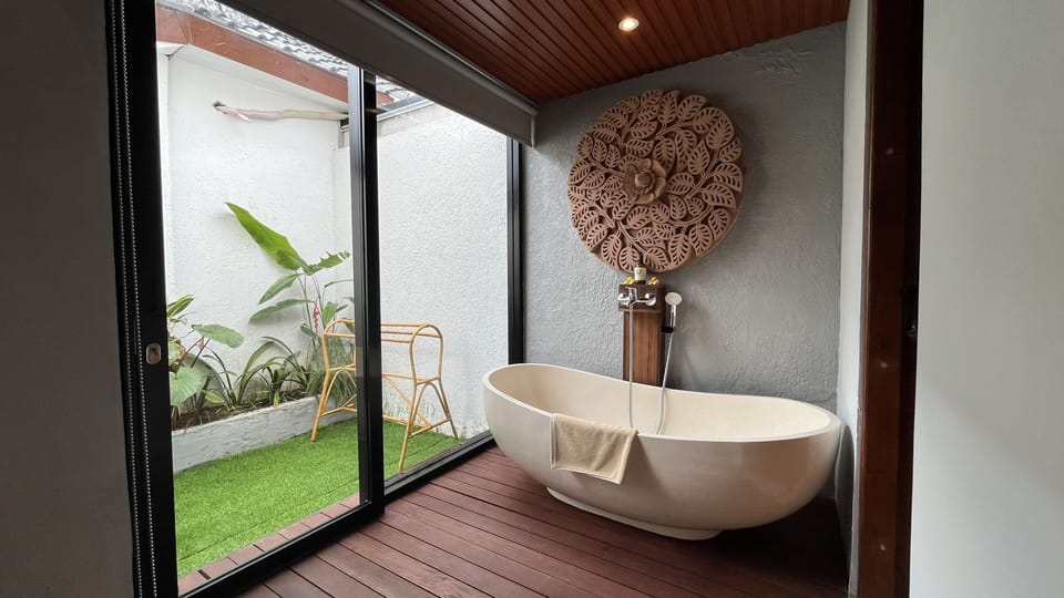 Junior Studio Suite, Garden Area | Bathroom | Free toiletries, hair dryer, slippers, bidet