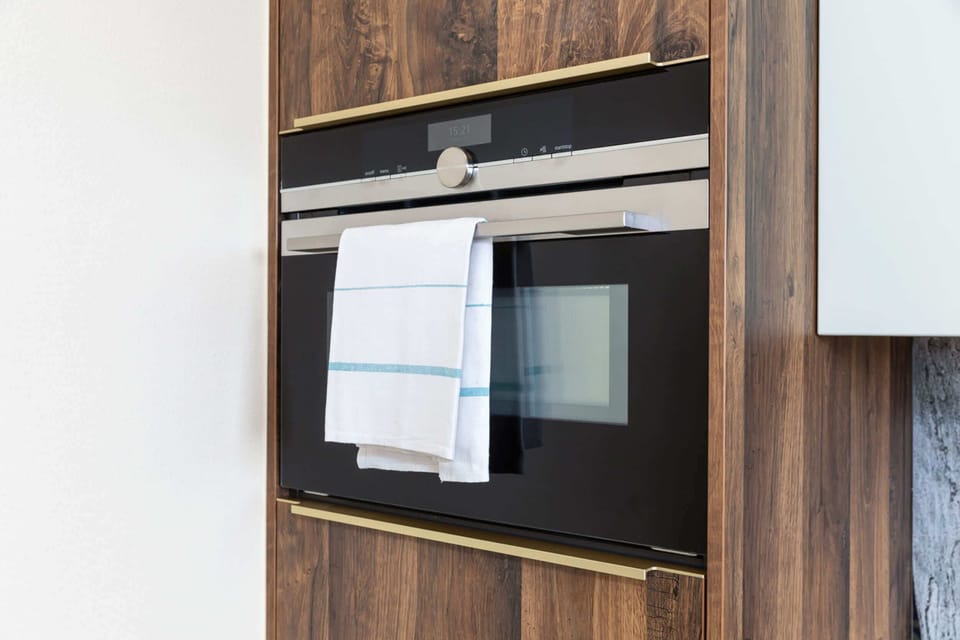 Built-in oven with a sleek design, perfect for preparing anything from quick meals to gourmet dishes.
