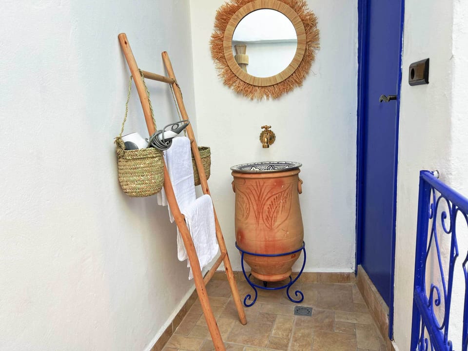 Bathroom sink